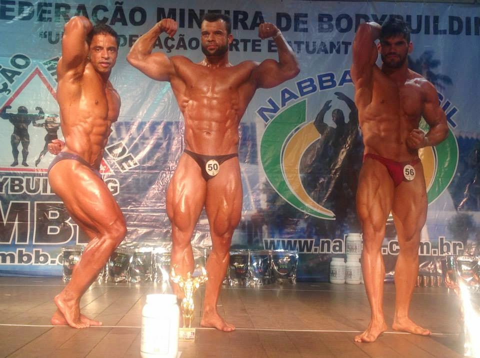 Amilton Junior (à direita) no pódio do Campeonato Mineirão de Bodybuilding 2015. Foto: FMBB