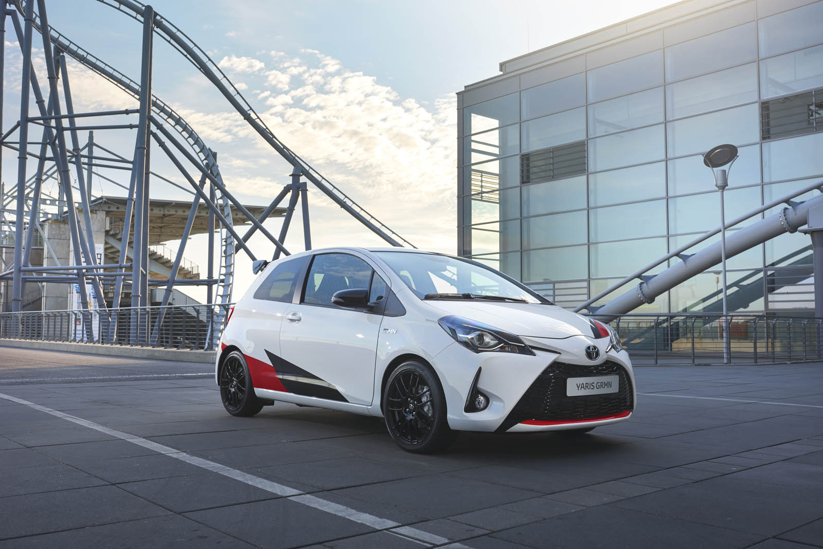 [Imagen: yaris-grmn-static-03%2Bcopy.jpg]