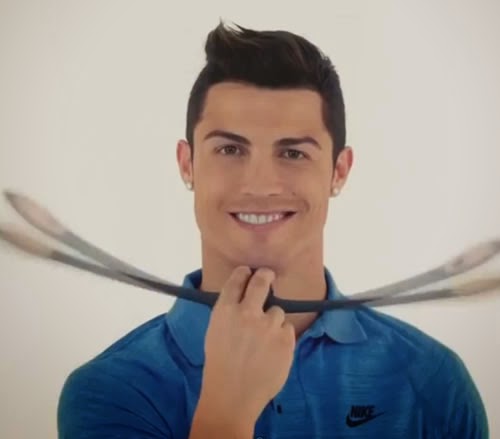 O jogador Cristiano Ronaldo foi protagonista de uma bizarra campanha publicitária japonesa.