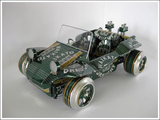 Auto hecho con latas de aluminio recicladas