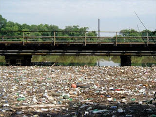 ilog na maraming basura