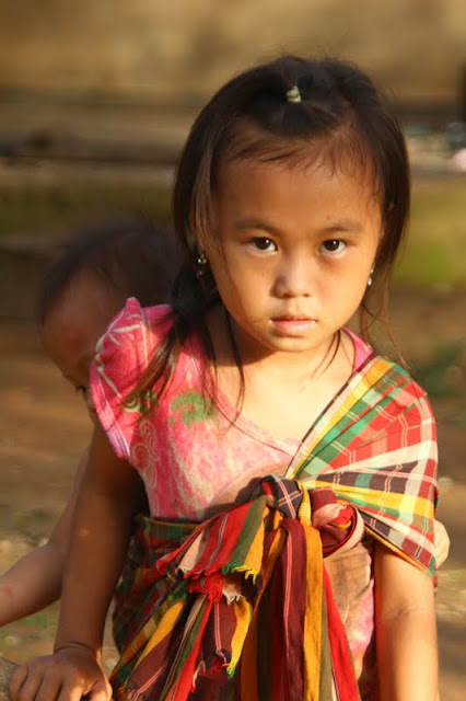 Visitar VANG VIENG -Se uns fazem tubing outros desfrutam da beleza natural | Laos
