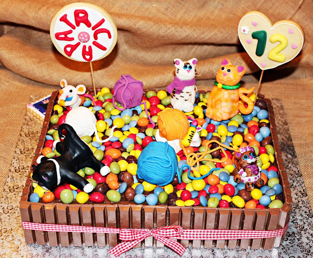 PASTEL DE CUMPLEAÑOS KIT KAT, LACASITOS Y M&M'S DECORADO CON GATOS