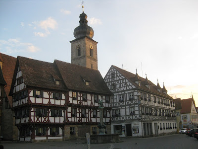 Forchheim - neben dem Rathaus mit der St. Martinskirche im Hinter- und dem Kriegerbrunnen im Vordergrund