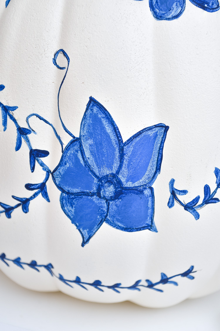 Blue & white hand painted chinoiserie pumpkin tutorial- an easy and affordable DIY pumpkin decor idea for fall. | #chinoiserie #gingerjar #blueandwhite #blueandwhiteforever #chinoiseriechic #paint #craftDIY #fallcrafts Blue & white hand painted chinoiserie pumpkin tutorial- an easy and affordable DIY pumpkin decor idea for fall. | #chinoiserie #gingerjar #blueandwhite #blueandwhiteforever #chinoiseriechic #paint #craftDIY #fallcrafts