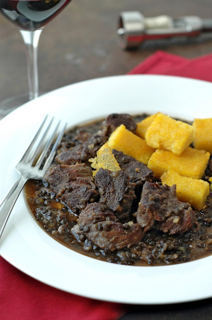 Zart geschmorte Rinderbeinscheiben mit Linsen und Polenta.