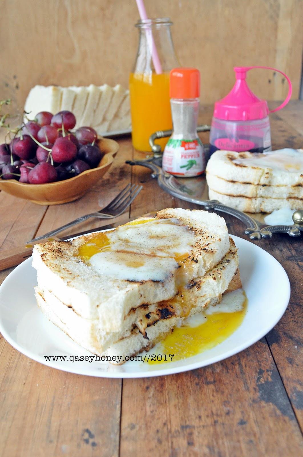 Roti Bakar Telur Goyang Qasey Honey