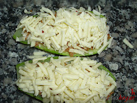 Cubriendo con queso los calabacines