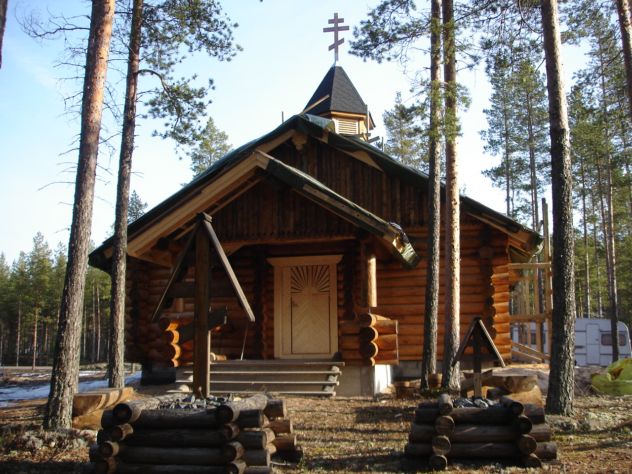 Sisäänkäynti. Matkamiehenristit tsasounan edessä