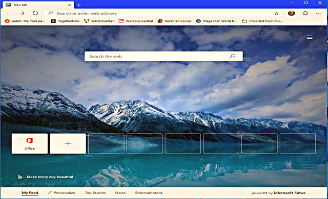 Ekran açıldığı an dikkatimizi çeken ilk şey, sekmelerin ve başlık çubuğunun hafif yumuşatırılmış olması. Bilindiği üzere eski Edge'de bu sekmeler doksan derecelik dik köşelerden oluşuyordu.