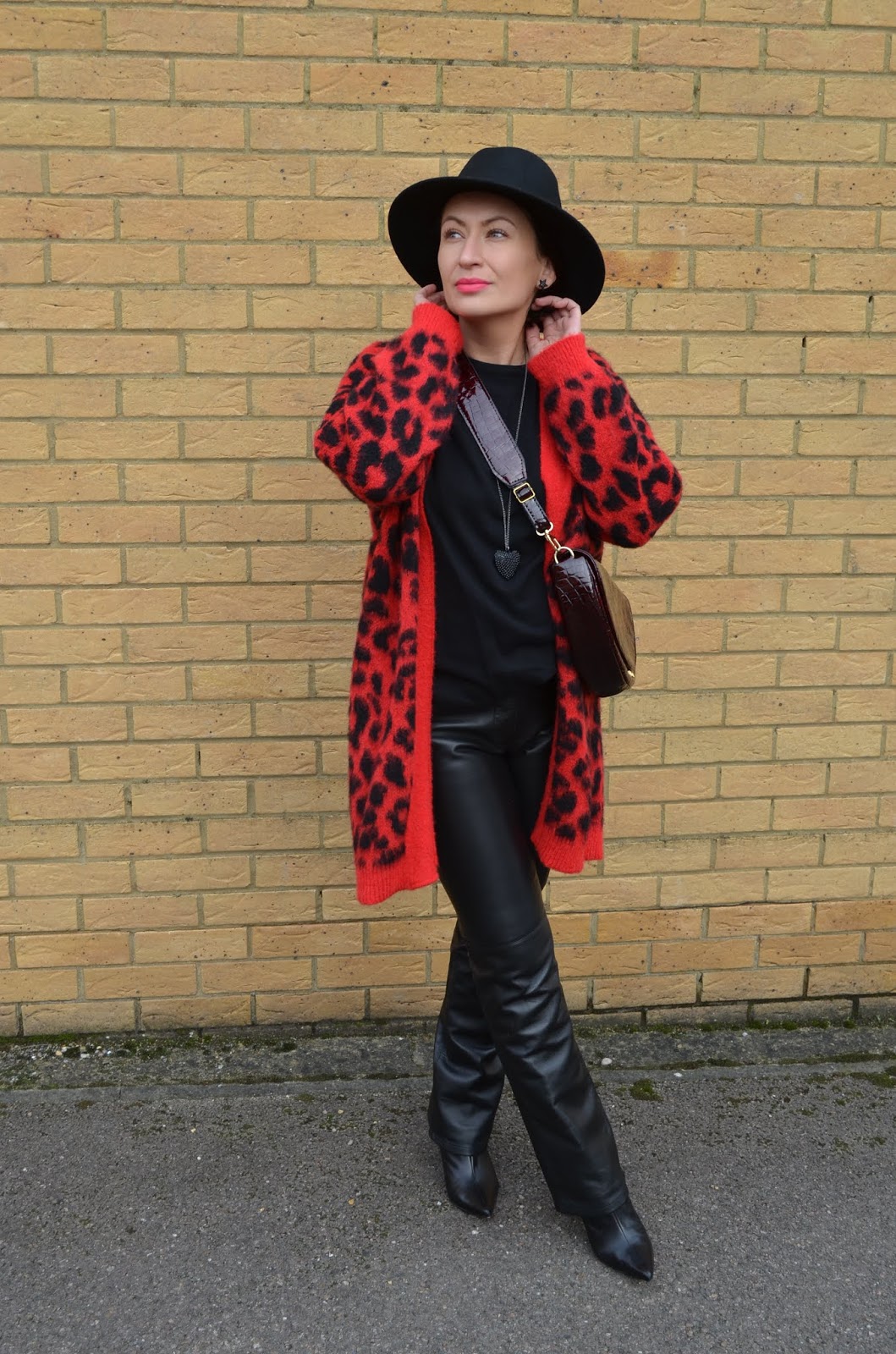Blogerka Modowa, Blog modowy, Adriana Style Blog, moda po 30-ce, moda, fashion, panterka, skóra, leather, leopard print, black & red, hat, kapelusz, fashion 30+, fabiola bag,