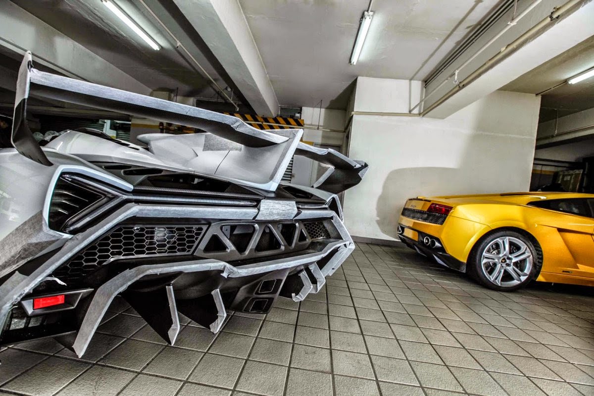 Lamborghini Veneno Roadster صور سيارات: لامبورجيني فينينو رودستر عند خروجها وذهاب الى معرضها الخاص