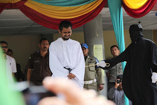 ACEH : Hukum Jinayah Berlaku, Gay dan Lesbi di Aceh Bakal Dihukum Cambuk 100 Kali