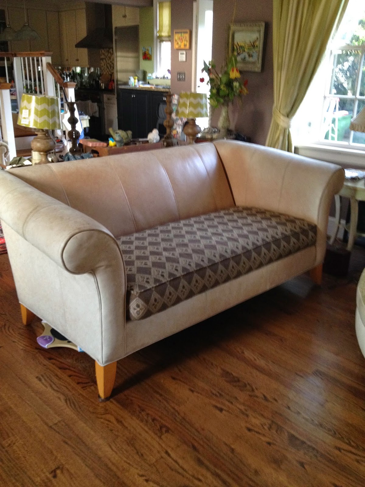 SheShe, The Home Magician Painting a Leather Sofa