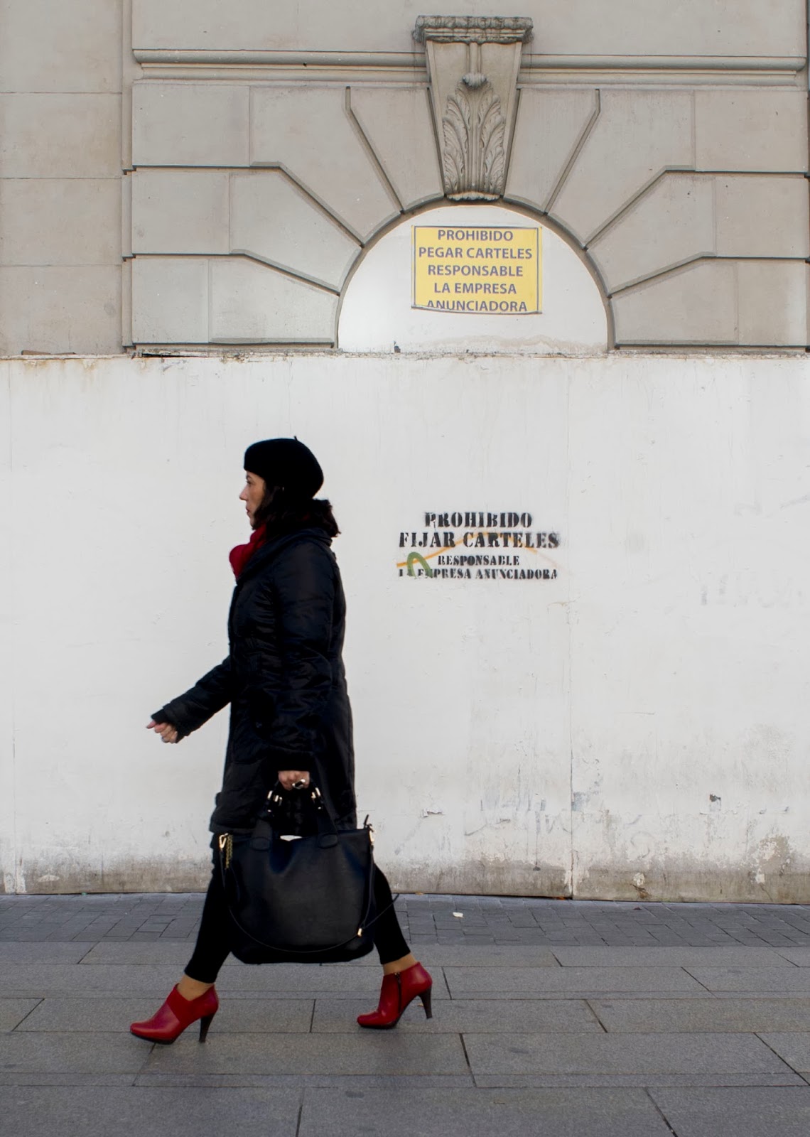 http://eseldisparador.blogspot.com.es/2014/03/senora-de-negro-y-rojo.html