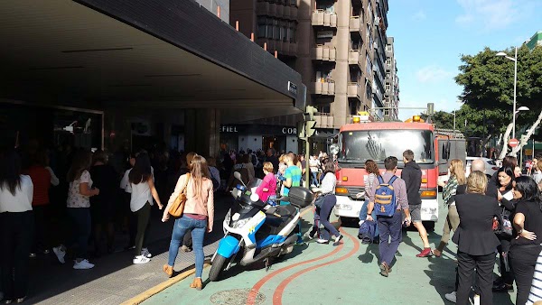 Desalojada planta baja Corte Inglés de Mesa y López por incendio en escaparate Desalojada planta baja Corte Inglés de Mesa y López por incendio en escaparate