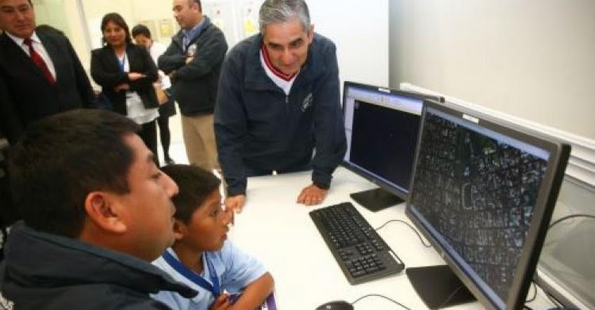 Escolar autor de «detector de sismo» se presentó en Centro de Operaciones de Emergencia Escolar autor de «detector de sismo» se presentó en Centro de Operaciones de Emergencia