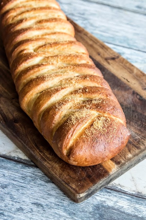 Pan semidulce relleno de jamón y queso, una extraordinaria combinación que recuerda a los minilunchs de las panaderías venezolanas. Receta de www.elgatogoloso.com