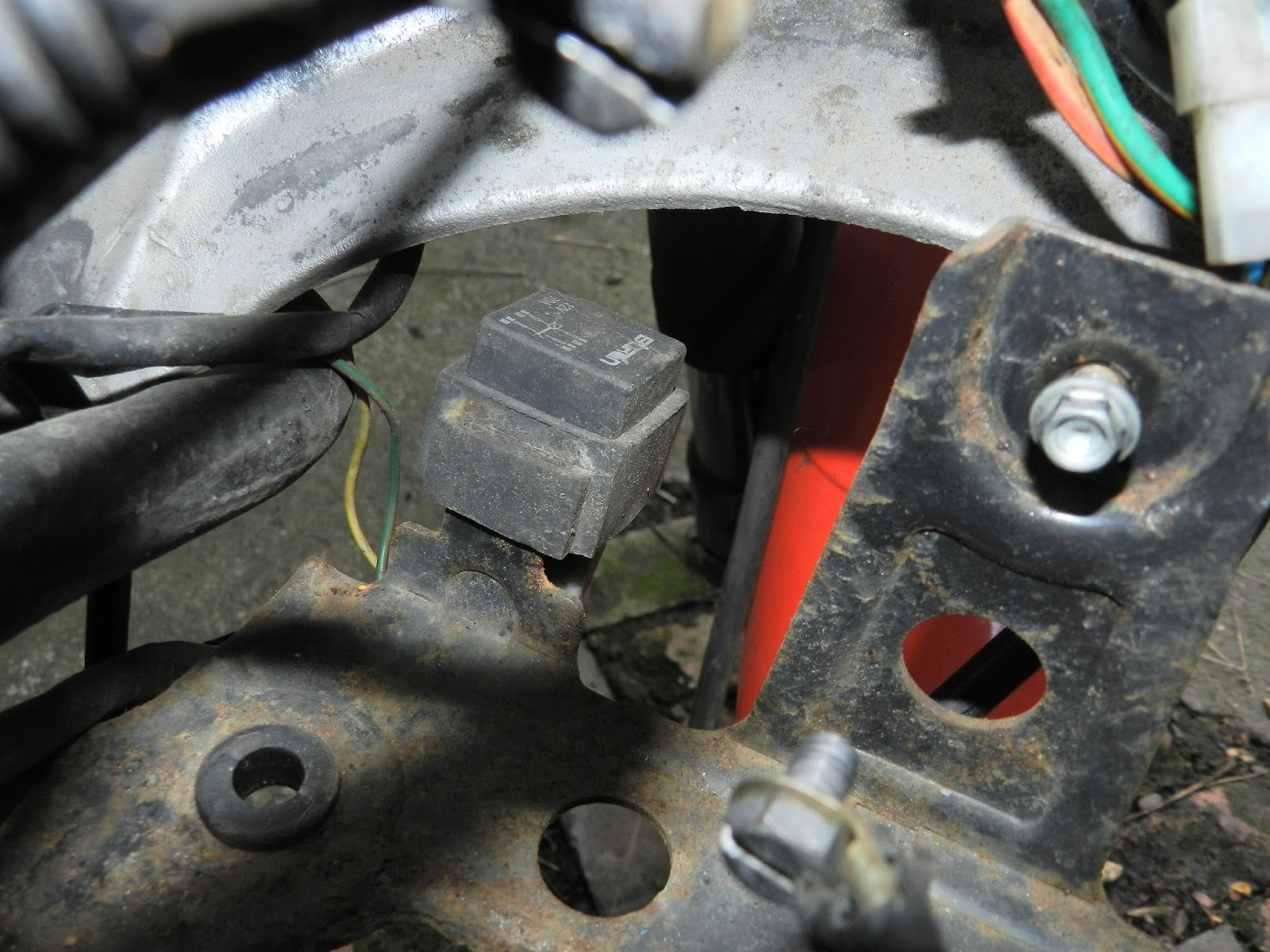 APRILIA RS 125 Aprilia RS 125 starter relay removal refitting