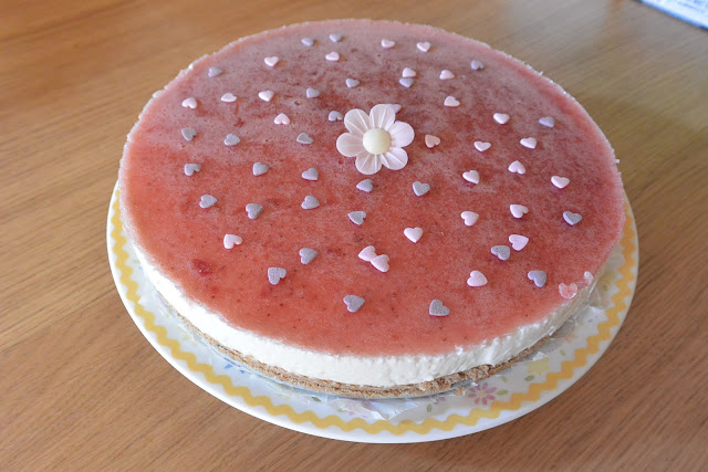 Tarta De Yoghurt Con Cobertura De Mermelada De Fresas, Sin Lactosa
