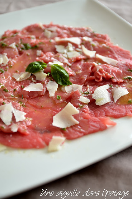 Carpaccio de boeuf au basilic et copeaux de parmesan