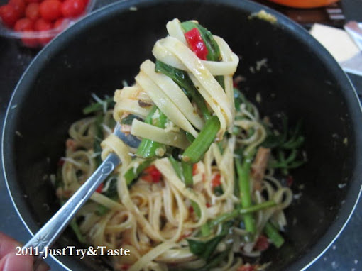 Linguini dengan Bayam Jepang, Tomat Cherry & Dada Ayam