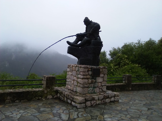Estatua de pescador con caña. Tina Menor. San Vicente de la Barquera