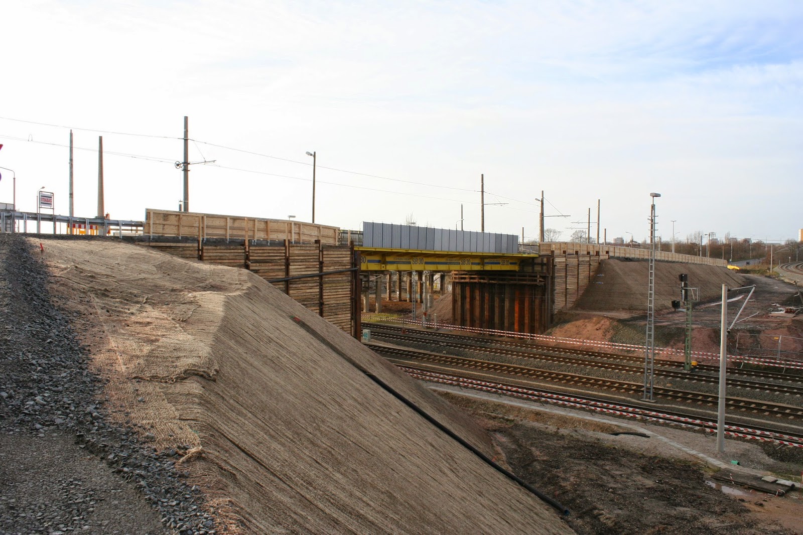Antonienbrücke 21.12.2014 - Stahlbeton über den Eisenbahngleisen Antonienbrücke 21.12.2014 - Stahlbeton über den Eisenbahngleisen