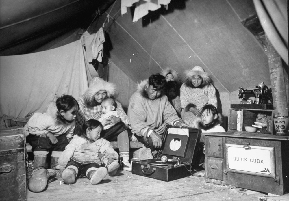 25 Amazing Vintage Photographs That Capture Everyday Life of Inuit