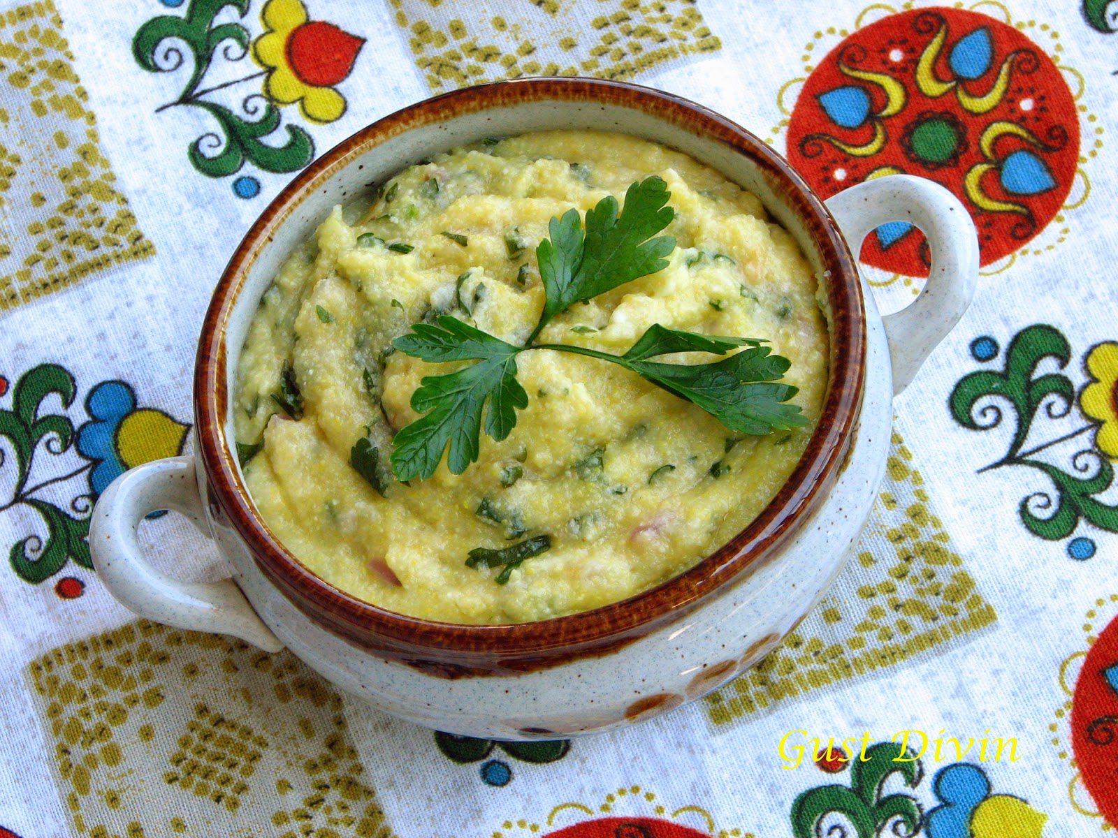 Mamaliga cu patrunjel si cascaval