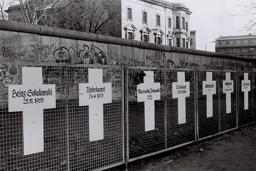 Facts about the berlin wall picture