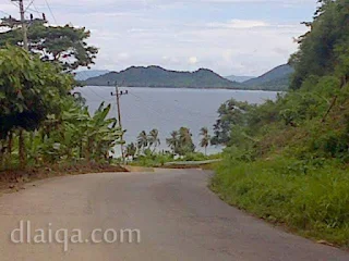 jalan turunan dengan pemandangan laut