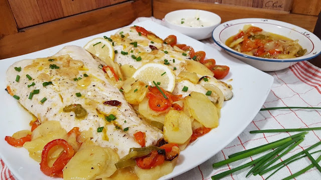 Merluza Al Horno Con Patatas Y Pimientos
