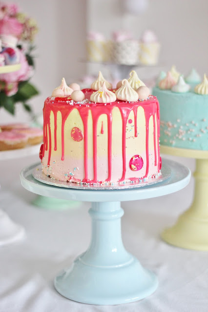 Persikka-mansikkakakku