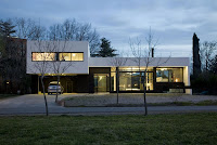 foto fachada de casa moderna al oscurecer