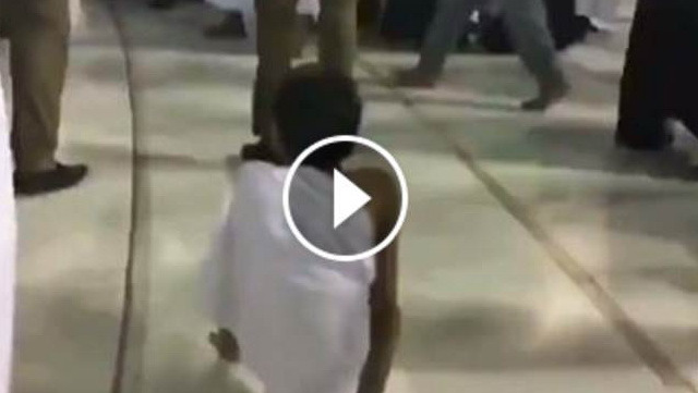 VIDEO: Bocah Tanpa Kaki Ini Mendapat Kemuliaan Dari Allah Saat Berada Di Masjidil Haram