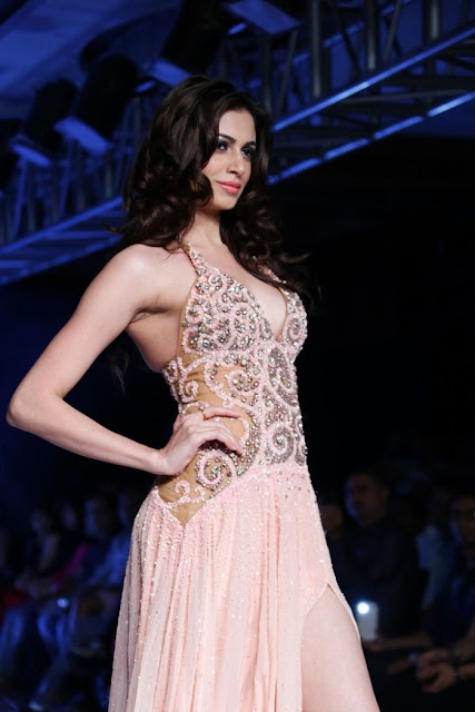 Miss-india-Simran-Kaur-Mundi-international-fashion-week-2012+(7).jpg