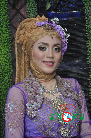 Tata rias hijab ungu pengantin muslimah di Condet GITA SALON