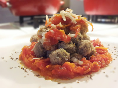 gnocchetti di grano saraceno e ceci su letto di pomodori, carote e peperoni alla provenzale