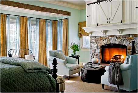 Schlafzimmer-im-traditionelles-Stil-mit-mit-einem-Stein-Kamineinfassung-und-einem-standard-Kamin