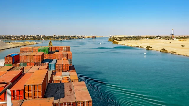 O canal de Suez foi construído ignorando a suposta curvatura