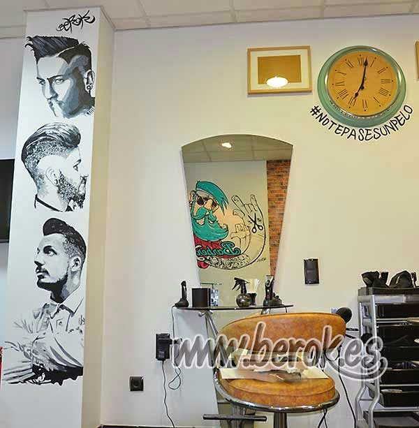 Decoración mural de barbería de Terrassa Barberline