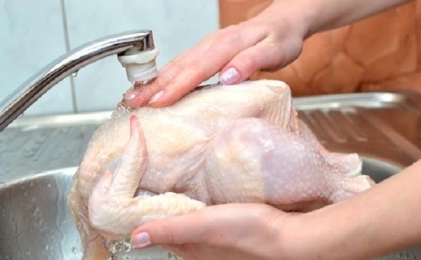 Expertos advierten sobre los peligros de lavar el pollo crudo Expertos advierten sobre los peligros de lavar el pollo crudo