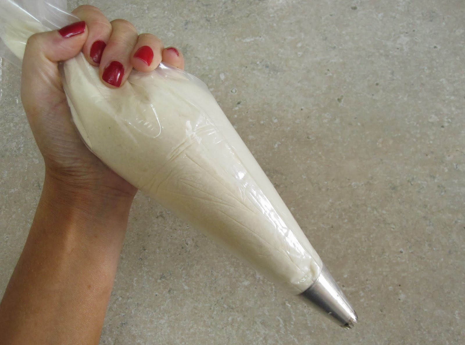 {VIDEO} Saran Wrap Trick Filling A Piping Bag With Frosting Cupcakes