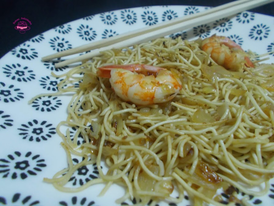 Fideos orientales con gambas