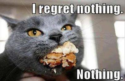 meme de un gato comiendo pasteles