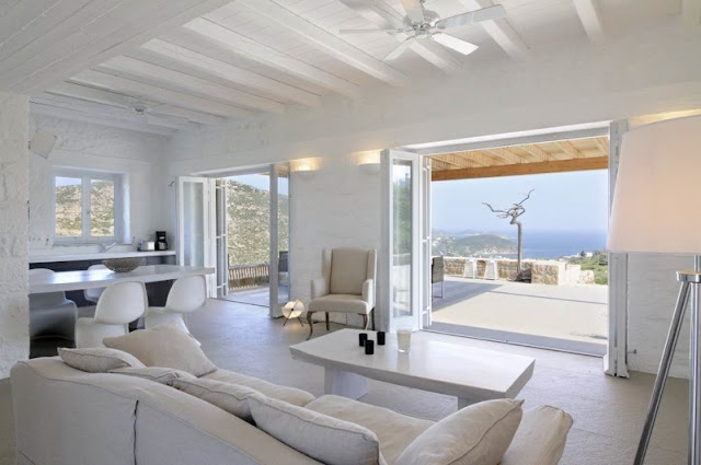 Interior en total white para una casa en Patmos chicanddeco