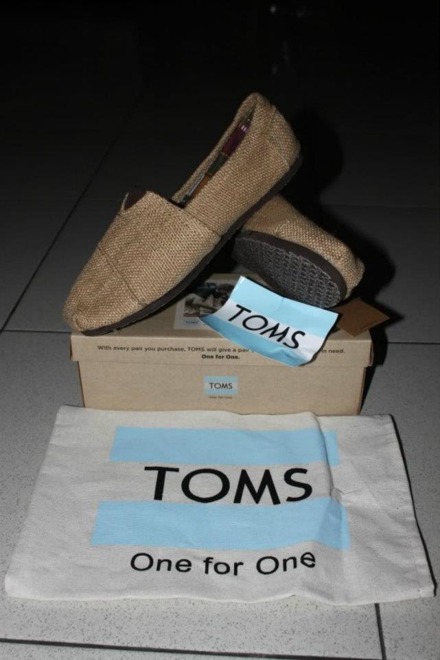 Как отличить оригинал toms. Toms one for one. Toms Shoes Audi. Toms Shoes marketing. S23tom1 Paul Betty ботинки.