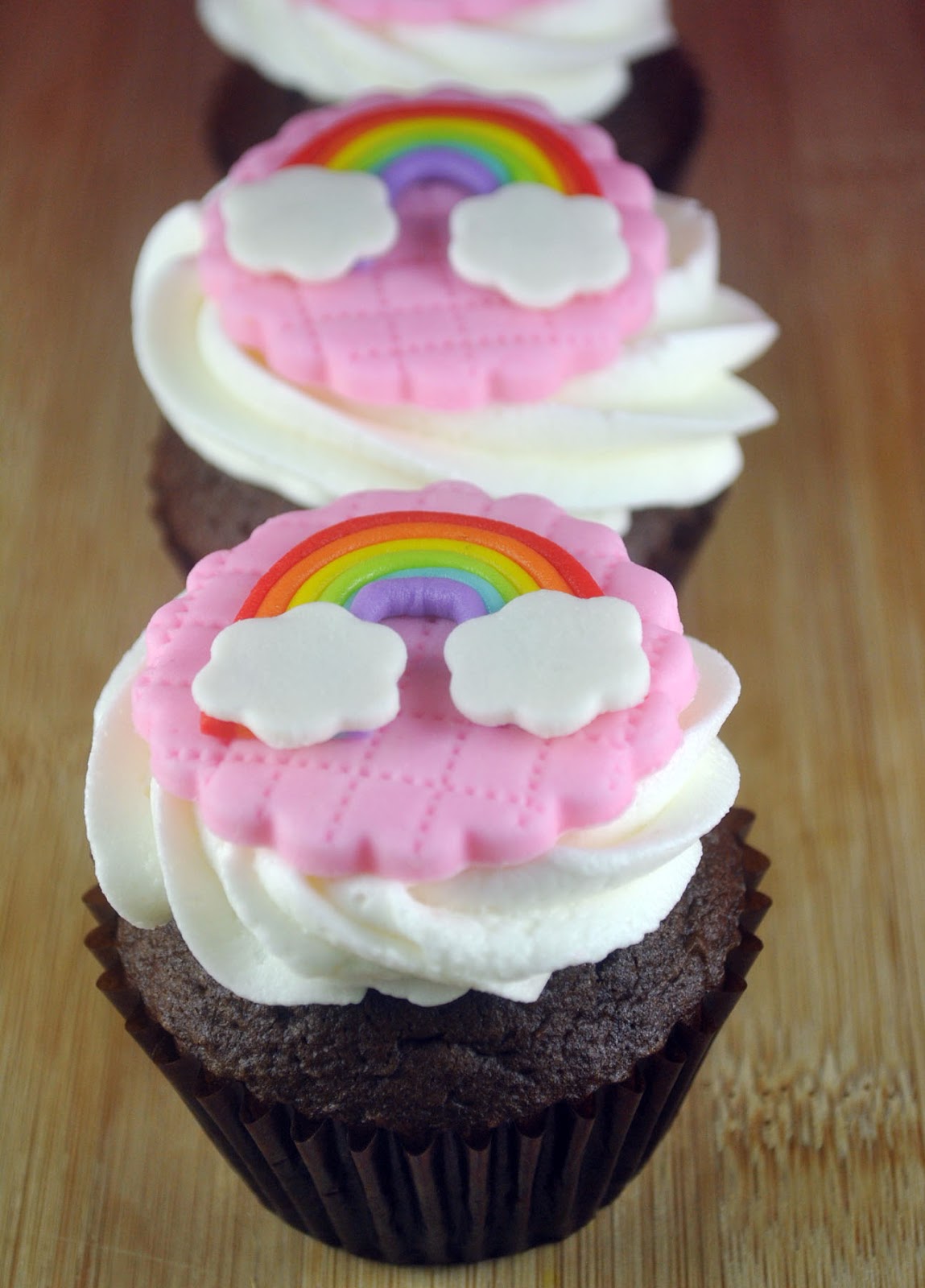 bakery cook and tips How to Make Fondant Rainbow Cupcake Toppers