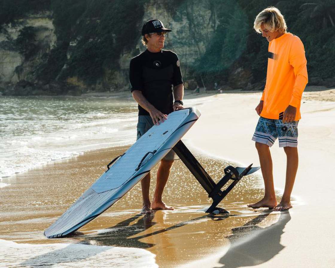 LIFTeFOIL UNA TABLA DE SURF ELÉCTRICA PARA VOLAR SOBRE EL AGUA